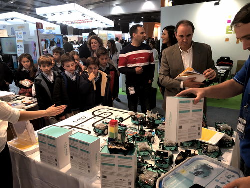 这款机器人在国外也很火爆 mio机器人参展西班牙国际教育装备展览会引围观